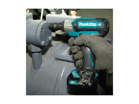 Гайковерт ударный аккумуляторный MAKITA TW 161DWAE 2х2Ah